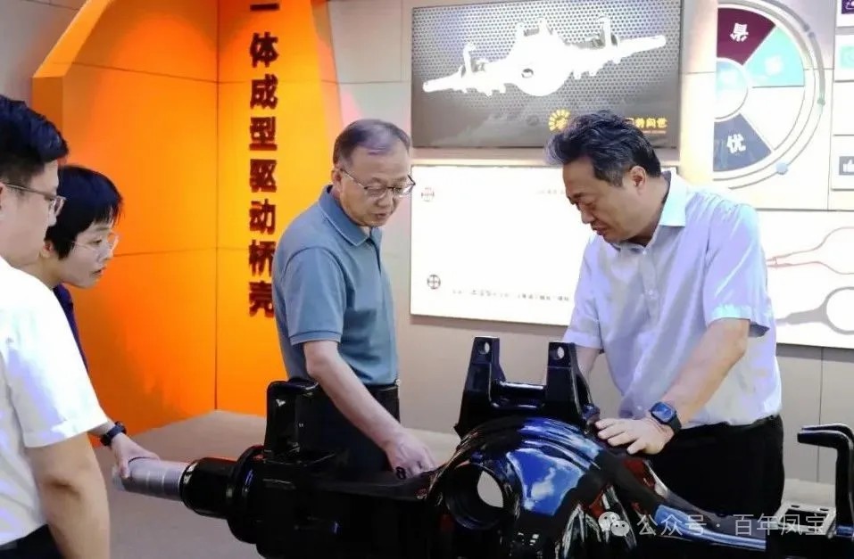 省发改委副主任万战伟到2UP.IO(中国)集团调研指导工作